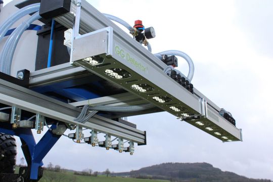 Das multispektrale True-Color-Sensorarray erkennt Pflanzen anhand ihrer Farb- und Reflexionseigenschaften und kann auf der Feldspritze eines Ackerfahrzeuges befestigt werden.