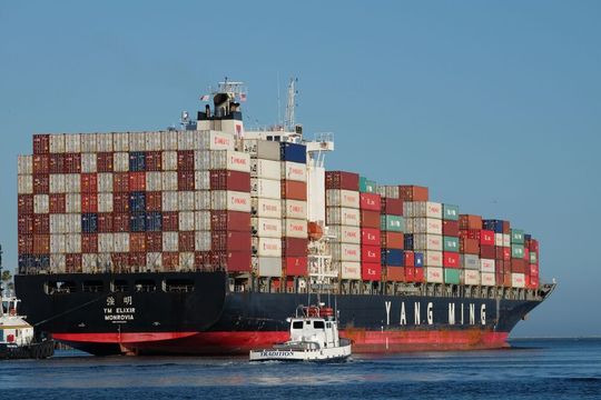 Prall! Auch die Preise! Denn der Handel zwischen China und Europa wird seit einiger Zeit durch Kapazitätsprobleme in Sachen Containerschiffe behindert. Experten von Setlog befürchten deshalb ein preistechnisches Dauerhoch bis ins neue Jahr hinein. Prall! Auch die Preise! Denn der Handel zwischen China und Europa wird seit einiger Zeit durch Kapazitätsprobleme in Sachen Containerschiffe behindert. Experten von Setlog befürchten deshalb ein preistechnisches Dauerhoch bis ins neue Jahr hinein.