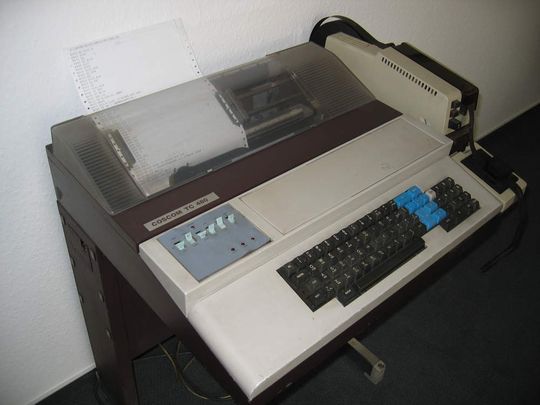 1978 – Die ersten Schritte hin zur Computer unterstützten NC-Programmierung: der Lochstreifen-Stanzer. Bilder: Coscom 1978 – Die ersten Schritte hin zur Computer unterstützten NC-Programmierung: der Lochstreifen-Stanzer. Bilder: Coscom
