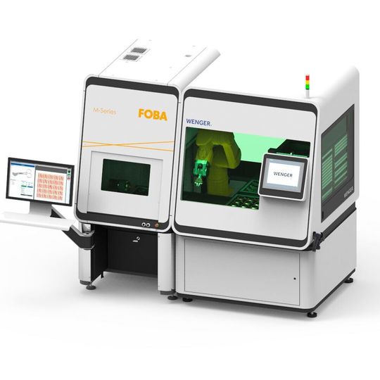 Andockmodule von Wenger ergänzen Fobas Lasermarkierstationen passgenau: Die Beladung erfolgt durch automatisierten Tabletteinzug oder integrierten Robotergreifarm. Andockmodule von Wenger ergänzen Fobas Lasermarkierstationen passgenau: Die Beladung erfolgt durch automatisierten Tabletteinzug oder integrierten Robotergreifarm.