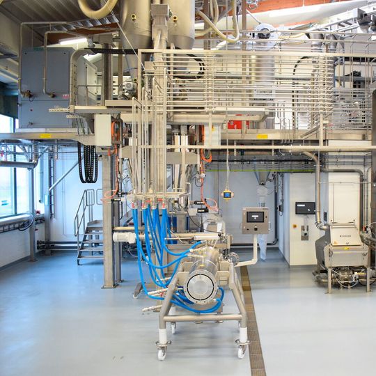 Das Technologiezentrum bietet eine moderne Forschungs-, Test- und Produktionsinfrastruktur für die Entwicklung gesunder Lebensmittel, die aus nachhaltigen Proteinen bestehen. Das Technologiezentrum bietet eine moderne Forschungs-, Test- und Produktionsinfrastruktur für die Entwicklung gesunder Lebensmittel, die aus nachhaltigen Proteinen bestehen.
