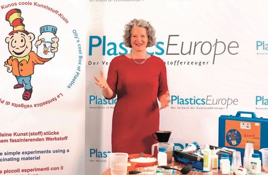 Kunos coole Kunststoffkiste feiert 20. Geburtstag, wie Plasticseurope Deutschland verkündet. Schon die Jüngsten haben in dieser Zeit ihr Herz für den Tüftlerkasten in Sachen fundiertes Kunststoffwissen entdeckt, betont die Hauptgeschäftsführerin Ingemar Bühler. Kunos coole Kunststoffkiste feiert 20. Geburtstag, wie Plasticseurope Deutschland verkündet. Schon die Jüngsten haben in dieser Zeit ihr Herz für den Tüftlerkasten in Sachen fundiertes Kunststoffwissen entdeckt, betont die Hauptgeschäftsführerin Ingemar Bühler.