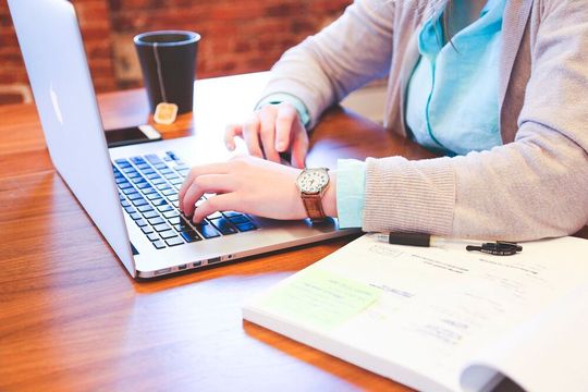 Bei der Online-Veranstaltung von Aiqnet sind insbesondere Medizinproduktehersteller eingeladen, den Prozess zur Bildung von produktgruppenspezifischen Endpunkten für PMS/PMCF-Maßnahmenaktiv mitzugestalten. (Symbolbild) Bei der Online-Veranstaltung von Aiqnet sind insbesondere Medizinproduktehersteller eingeladen, den Prozess zur Bildung von produktgruppenspezifischen Endpunkten für PMS/PMCF-Maßnahmenaktiv mitzugestalten. (Symbolbild)