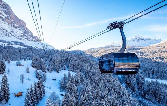 Die Schweizer Seilbahn Eiger Express erklimmt nun mit ABB-Antriebs-Know-how den Weg vom Grindelwald-Terminal zur Station Eigergletscher. Vier Elektromotoren mit je 500 Kilowatt Leistung packen das. Die Schweizer Seilbahn Eiger Express erklimmt nun mit ABB-Antriebs-Know-how den Weg vom Grindelwald-Terminal zur Station Eigergletscher. Vier Elektromotoren mit je 500 Kilowatt Leistung packen das.