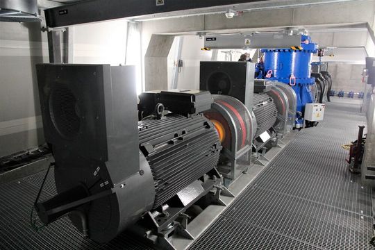 Die vier ABB-Motoren für den Seilbahnbetrieb des Eiger Express sind in zwei Paaren vor und hinter dem Getriebe installiert, wie hier zu sehen ist. Auch viele ABB-Frequenzumrichter sind im Rahmen dieses nun vollendeten Schweizer Generationenprojekts installiert.