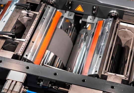 Umweltfreundlich! Blick in den Kalanderspalt der sogenannten Drytraec-Anlage am Fraunhofer-IWS in Dresden, mit der man nach Zugabe von trockenem Ausgansmaterial Batterieelektroden ohne schädliche Lösungsmittel herstellen kann. Umweltfreundlich! Blick in den Kalanderspalt der sogenannten Drytraec-Anlage am Fraunhofer-IWS in Dresden, mit der man nach Zugabe von trockenem Ausgansmaterial Batterieelektroden ohne schädliche Lösungsmittel herstellen kann.