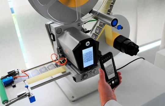 Herma bringt Etikettierer, die ihre Aufgabe verweigern, zur Raison. Und zwar mit einer schnellen und genauen Art der Fehleranalyse und -behebung per Fernzugriff. Automatisch generierte QR-Codes stecken dahinter. Herma bringt Etikettierer, die ihre Aufgabe verweigern, zur Raison. Und zwar mit einer schnellen und genauen Art der Fehleranalyse und -behebung per Fernzugriff. Automatisch generierte QR-Codes stecken dahinter.
