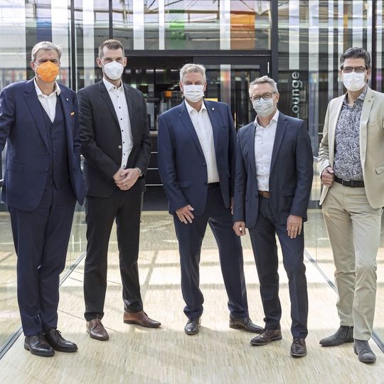 Die Medteclive geht zusammen mit der T4M an den Start: (vlnr.) Peter Ottmann, CEO Nürnberg Messe, Christopher Boss, Leiter Medteclive, Nürnberg Messe, Thomas Walter, Bereichsleiter Industrie & Technologie, Messe Stuttgart, Rolf Keller, Geschäftsführer Medteclive GmbH und Stefan Lohnert, Geschäftsführer Messe Stuttgart. Die Medteclive geht zusammen mit der T4M an den Start: (vlnr.) Peter Ottmann, CEO Nürnberg Messe, Christopher Boss, Leiter Medteclive, Nürnberg Messe, Thomas Walter, Bereichsleiter Industrie & Technologie, Messe Stuttgart, Rolf Keller, Geschäftsführer Medteclive GmbH und Stefan Lohnert, Geschäftsführer Messe Stuttgart.