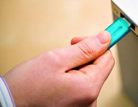 Der Wurm Stuxnet greift über eine Zero-Day USB-Sicherheitslücke an, installiert ein Rootkit und scheint es auf Unternehmensdaten abgesehen zu haben. Der Wurm Stuxnet greift über eine Zero-Day USB-Sicherheitslücke an, installiert ein Rootkit und scheint es auf Unternehmensdaten abgesehen zu haben.