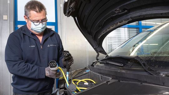 Die elektrische Ladeinfrastruktur im Kfz-Betrieb ist eines der Themen der Webinarreihe. Die elektrische Ladeinfrastruktur im Kfz-Betrieb ist eines der Themen der Webinarreihe.