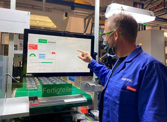 An den digitalen Maschinenplätzen haben die Mitarbeiter alle wichtigen Daten und Kennzahlen im Blick. An den digitalen Maschinenplätzen haben die Mitarbeiter alle wichtigen Daten und Kennzahlen im Blick.