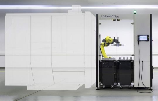 Links wird eine Werkzeugmaschine skizziert und rechts erkennt man den X-Load eco von Zeltwanger. So kann man sich eine Konstellation aus Zerspanungs- und Handling-Power vorstellen.