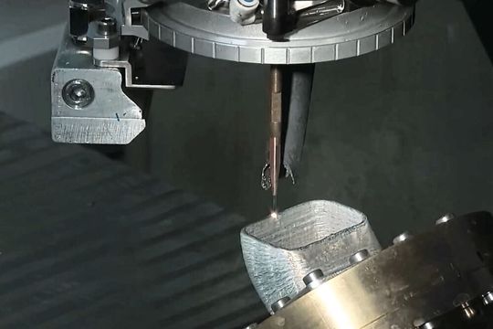 Eine bessere Drahtzufuhr ermöglicht ein genaueres Auftragschweißen. An der Uni Stuttgart wird daran gearbeitet. Eine bessere Drahtzufuhr ermöglicht ein genaueres Auftragschweißen. An der Uni Stuttgart wird daran gearbeitet.
