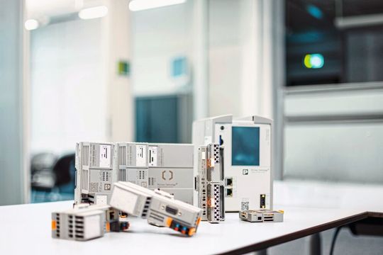 Die zukunftsfähigen Steuerungen PLCnext Control ermöglichen es, Automatisierungsprojekte ohne die Grenzen proprietärer Systeme zu realisieren. Die zukunftsfähigen Steuerungen PLCnext Control ermöglichen es, Automatisierungsprojekte ohne die Grenzen proprietärer Systeme zu realisieren.