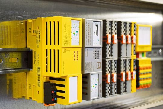 Ein Linksanreihungssystem ergänzt die PLCnext Controls um standardmäßig nicht in deren Leistungsspektrum enthaltene Funktionen.