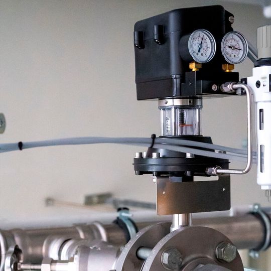 Dank der geringen Größe und einer platzsparenden Zwischenflanschbauweise punktet das Ventil vor allem beim Einsatz auf engstem Raum. Dank der geringen Größe und einer platzsparenden Zwischenflanschbauweise punktet das Ventil vor allem beim Einsatz auf engstem Raum.