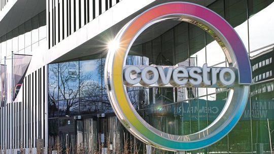 Im Rahmen eines Transformationsprogrammes will Covestro Doppelstrukturen abschaffen und Abläufe vereinfachen. Dabei soll es auch zu „personellen Anpassungen“ kommen. Im Rahmen eines Transformationsprogrammes will Covestro Doppelstrukturen abschaffen und Abläufe vereinfachen. Dabei soll es auch zu „personellen Anpassungen“ kommen.