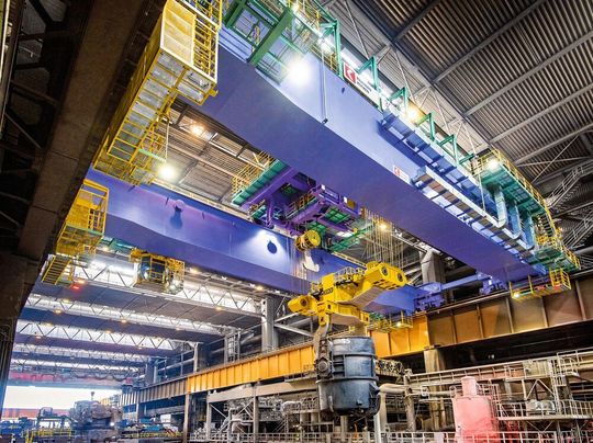 Schwerpunkt der Modernisierung des Stahlwerks: Austausch des Pfannentransportkrans, der in der Werkshalle die Pfannen mit 265 Tonnen flüssigem Stahl vom Konverter zur Stranggießanlage transportiert. Schwerpunkt der Modernisierung des Stahlwerks: Austausch des Pfannentransportkrans, der in der Werkshalle die Pfannen mit 265 Tonnen flüssigem Stahl vom Konverter zur Stranggießanlage transportiert.