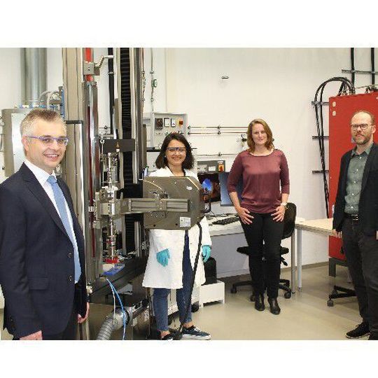 Joint research on high-temperature electrolysis at the Ceramic Materials Engineering research group: Prof. Dr. Stefan Schafföner; Ilaria Bombarda M.Sc.; Dr. Carolin Sitzmann; and Dr. rer. nat. Nico Langhof (from left to right). Joint research on high-temperature electrolysis at the Ceramic Materials Engineering research group: Prof. Dr. Stefan Schafföner; Ilaria Bombarda M.Sc.; Dr. Carolin Sitzmann; and Dr. rer. nat. Nico Langhof (from left to right).