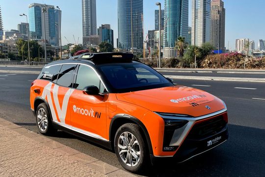 Die Sensoren sind hauptsächlich auf dem Dach in einem Gehäuse montiert. Aber auch im Grill und über den hinteren Radkästen ist Sensortechnik angebracht.