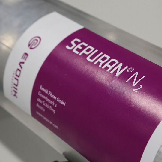 Die Sepuran-Familie des Segments Resource Efficiency von Evonik umfasst Membranen zur Biogasaufbereitung, Stickstoffgewinnung sowie zur Helium- und Wasserstoffaufbereitung. Die Sepuran-Familie des Segments Resource Efficiency von Evonik umfasst Membranen zur Biogasaufbereitung, Stickstoffgewinnung sowie zur Helium- und Wasserstoffaufbereitung.