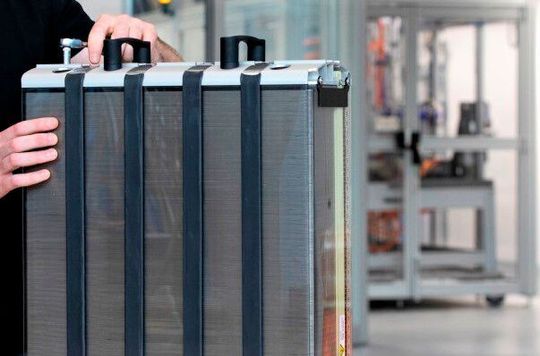 Power en masse! Das Fraunhofer-IPA und der Campus Schwarzwald nebst Industriepartnern forschen im Projekt „H2FastCell“ an der Massenproduktion von Brennstoffzellen mit Roboterunterstützung. Power en masse! Das Fraunhofer-IPA und der Campus Schwarzwald nebst Industriepartnern forschen im Projekt „H2FastCell“ an der Massenproduktion von Brennstoffzellen mit Roboterunterstützung.