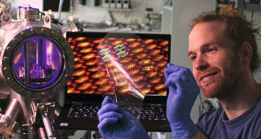 Pionier der Organischen Elektronik: Der Doktorand Felix Widdascheck entwickelte im Labor von Professor Dr. Gregor Witte eine Methode, mit der sich druckbare Silberelektroden verwirklichen lassen. Pionier der Organischen Elektronik: Der Doktorand Felix Widdascheck entwickelte im Labor von Professor Dr. Gregor Witte eine Methode, mit der sich druckbare Silberelektroden verwirklichen lassen.