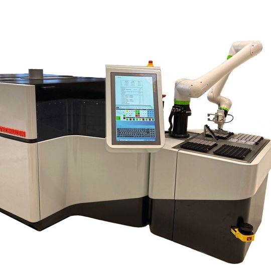 Im Zusammenspiel mit einem kollaborativen Roboter verschafft die Tschudin Cube 350 den Anwendern einen Produktivitätsschub. Im Zusammenspiel mit einem kollaborativen Roboter verschafft die Tschudin Cube 350 den Anwendern einen Produktivitätsschub.