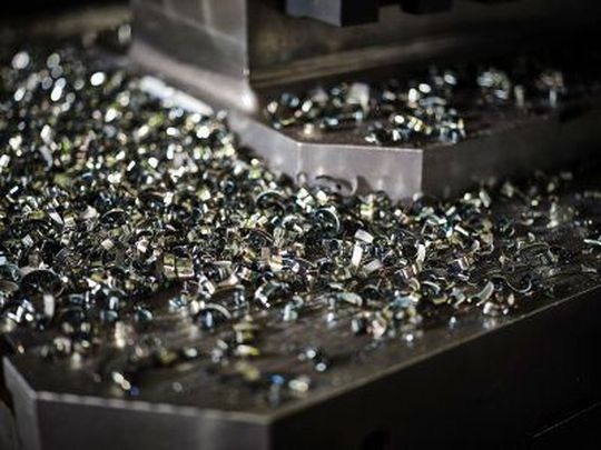 Der M1600 hat hinter der Schneide eine spezielle Kontur zur Spanabfuhr. Hier mit dem Werkzeug entstandene Späne aus Stahl der Sorte 42CrMo4.