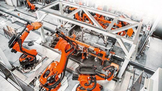 Mit Kuka iiQoT soll die Roboterflotte effizienter überwacht werden. Mit Kuka iiQoT soll die Roboterflotte effizienter überwacht werden.