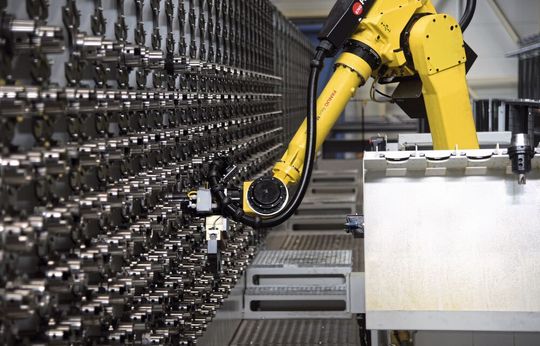 Das zentrale Werkzeugmagazin mit 870 Werkzeugen HSK-A100 ermöglicht die maximale Flexibilität der Gesamtanlage, weil jedes Bauteil in jeder Maschine bearbeitet werden kann. Der Roboter hat zusätzlich einen Rucksack für noch schnelleres Be - und Entladen der Werkzeuge. Das zentrale Werkzeugmagazin mit 870 Werkzeugen HSK-A100 ermöglicht die maximale Flexibilität der Gesamtanlage, weil jedes Bauteil in jeder Maschine bearbeitet werden kann. Der Roboter hat zusätzlich einen Rucksack für noch schnelleres Be - und Entladen der Werkzeuge.
