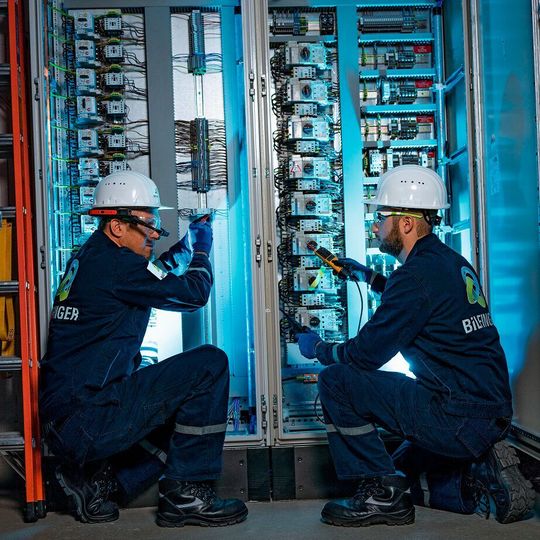 Bilfinger erbringt für GSK Services rund um die gesamte Elektro- und Leittechnik. Bilfinger erbringt für GSK Services rund um die gesamte Elektro- und Leittechnik.