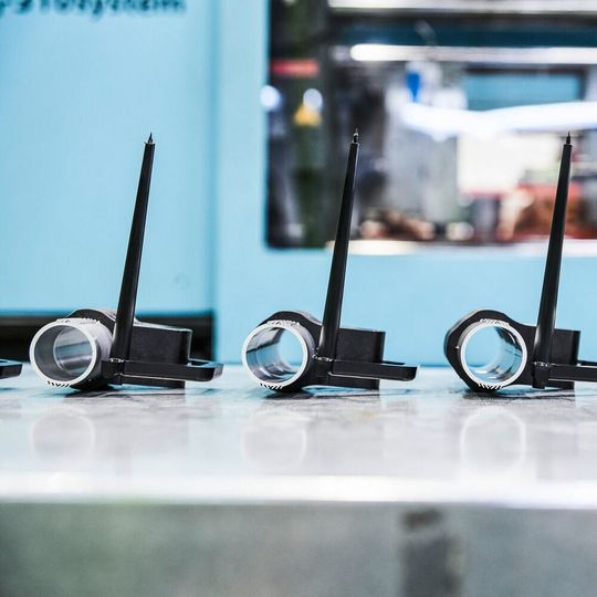 With its simulation tools, Lanxess is able to accurately predict the maximum stresses hollow-profile hybrids — such as automotive cross car beams (left-hand screen) — will withstand and at what point they will fail. With its simulation tools, Lanxess is able to accurately predict the maximum stresses hollow-profile hybrids — such as automotive cross car beams (left-hand screen) — will withstand and at what point they will fail.