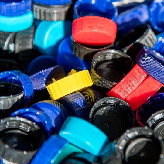 Noch immer existieren beim industriellen Einsatz von Bio- und recycelten Kunststoffen Unsicherheiten beim Verarbeitungsprozess - ein wesentlicher Hinderungsgrund für den Einsatz der nachhaltigen Werkstoffe. Noch immer existieren beim industriellen Einsatz von Bio- und recycelten Kunststoffen Unsicherheiten beim Verarbeitungsprozess - ein wesentlicher Hinderungsgrund für den Einsatz der nachhaltigen Werkstoffe.