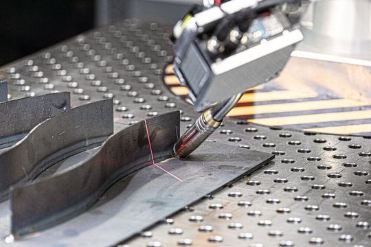 Ein Laserliniensensor am Schweiß-Cobot macht die Programmierung einfacher und schneller. Ein Laserliniensensor am Schweiß-Cobot macht die Programmierung einfacher und schneller.