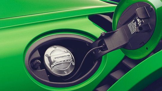 Grün unterwegs: Siemens Energy und Volkswagen-Tochter Porsche stellen in Chile eine eFuels-Fabrik für klimaneutral hergestellten, synthetischen Kraftstoff auf die Beine. Am 10. September war Spatenstich, meldet dpa. Grün unterwegs: Siemens Energy und Volkswagen-Tochter Porsche stellen in Chile eine eFuels-Fabrik für klimaneutral hergestellten, synthetischen Kraftstoff auf die Beine. Am 10. September war Spatenstich, meldet dpa.