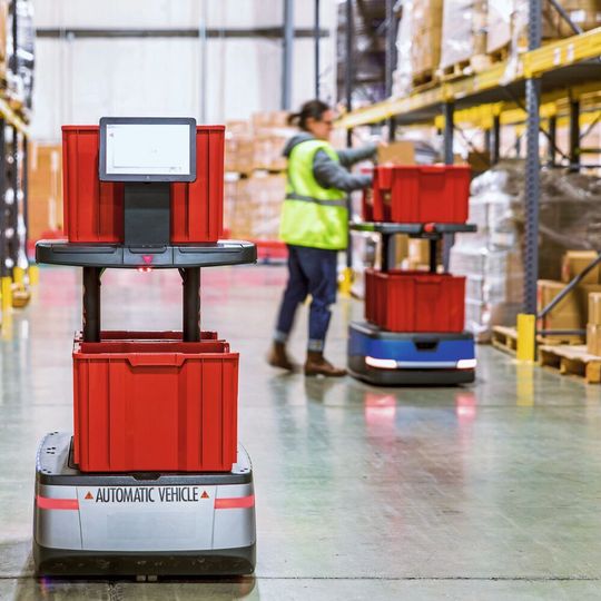 Mobile kollaborative Kommissionierroboter verbinden die Flexibilität des manuellen Pickings mit der Leistung traditioneller Automatisierungslösungen. Mobile kollaborative Kommissionierroboter verbinden die Flexibilität des manuellen Pickings mit der Leistung traditioneller Automatisierungslösungen.