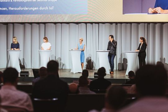 Podiumsdiskussion zum Thema Chancen, Herausforderungen durch IoT mit Friederike Hoffmann Swisscom (Schweiz) AG, Larissa Holaschke Zürcher Hochschule der Künste (ZHdK), Barbara Josef Gesprächsleitung, Manuel P. Nappo Hochschule für Wirtschaft Zürich (HWZ) und Stephanie Züllig Unternehmerin & Verwaltungsrätin der Securitas Gruppe (v.l.n.r.) Podiumsdiskussion zum Thema Chancen, Herausforderungen durch IoT mit Friederike Hoffmann Swisscom (Schweiz) AG, Larissa Holaschke Zürcher Hochschule der Künste (ZHdK), Barbara Josef Gesprächsleitung, Manuel P. Nappo Hochschule für Wirtschaft Zürich (HWZ) und Stephanie Züllig Unternehmerin & Verwaltungsrätin der Securitas Gruppe (v.l.n.r.)