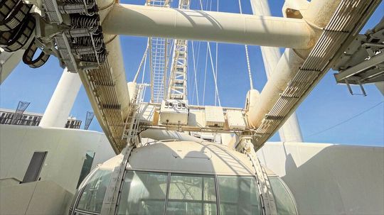 Auf dem Ain Dubai im Einsatz: Rund 15 Kilometer temperaturfeste und leistungsstarke Spezial-Stromschienen-Systeme.