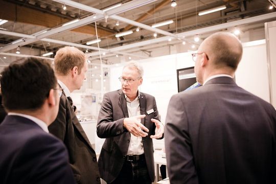 Hier gibt es jetzt schon eine kleine Vorschau auf das Präsentationsspektrum der Zuliefermesse FMB 2021 im Messezentrum Bad Salzuflen. Genießen kann man nun auch eine neue Art der Kontaktanbahnung, heißt es. Hier gibt es jetzt schon eine kleine Vorschau auf das Präsentationsspektrum der Zuliefermesse FMB 2021 im Messezentrum Bad Salzuflen. Genießen kann man nun auch eine neue Art der Kontaktanbahnung, heißt es.