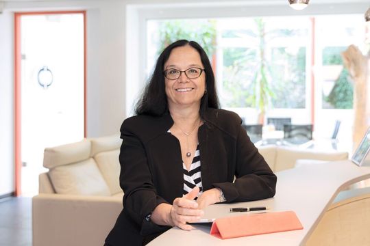 Bettina Schall, Geschäftsführerin der P. E. Schall GmbH & Co. KG, freut sich auf das Messeduo Blechexpo/Schweisstec. Bettina Schall, Geschäftsführerin der P. E. Schall GmbH & Co. KG, freut sich auf das Messeduo Blechexpo/Schweisstec.