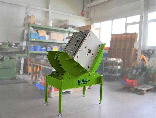 Die Tool Mover Workbench von RUD Tecdos TMB ist Werkbank und Wendetisch in einem, heißt es. Und gewendet werden maximal 2,5 Tonnen schwere Lasten sicher und ohne Kran – es reicht die Kraft eines Akkuschraubers, betont der Hersteller. Die Tool Mover Workbench von RUD Tecdos TMB ist Werkbank und Wendetisch in einem, heißt es. Und gewendet werden maximal 2,5 Tonnen schwere Lasten sicher und ohne Kran – es reicht die Kraft eines Akkuschraubers, betont der Hersteller.