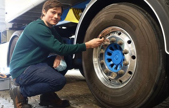 Smarte Transportsicherung: Für das Projekt „CargoTrailSense“ hat Marius Jones von der FH Dortmund einen Lkw mit Sensoren (unter anderem auch am Reifen) ausstattet. Die so gewonnenen Daten klären über die Lastenverteilung auf, um die Ladungssicherheit zu erhöhen. Smarte Transportsicherung: Für das Projekt „CargoTrailSense“ hat Marius Jones von der FH Dortmund einen Lkw mit Sensoren (unter anderem auch am Reifen) ausstattet. Die so gewonnenen Daten klären über die Lastenverteilung auf, um die Ladungssicherheit zu erhöhen.