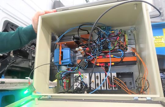 Mit diesem neu entwickelten Steuergerät nebst Spezialsoftware können die Forschenden an der FH Dortmund die Sensordaten des Lkw in Echtzeit übertragen. Die Lastverteilung in einem Lkw kann so schon beim Beladen optimiert werden, heißt es. Mit diesem neu entwickelten Steuergerät nebst Spezialsoftware können die Forschenden an der FH Dortmund die Sensordaten des Lkw in Echtzeit übertragen. Die Lastverteilung in einem Lkw kann so schon beim Beladen optimiert werden, heißt es.