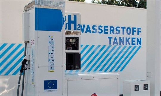 Grünen Wasserstoff zu tanken, soll in Zukunft unsere Mobilität umweltfreundlicher machen. Chemiker haben nun bimetallische Nanopartikel geschaffen, die die Wasserstoffgewinnung günstiger machen könnten. Grünen Wasserstoff zu tanken, soll in Zukunft unsere Mobilität umweltfreundlicher machen. Chemiker haben nun bimetallische Nanopartikel geschaffen, die die Wasserstoffgewinnung günstiger machen könnten.