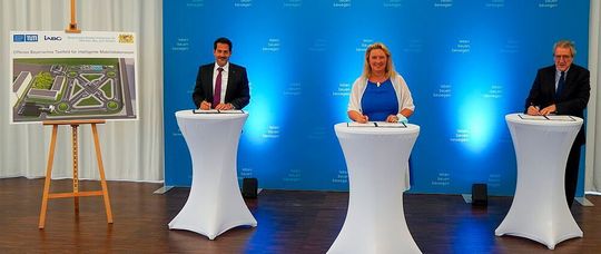 TUM-Präsident Thomas F. Hofmann, die Bayerische Verkehrsministerin Kerstin Schreyer und IABG-Geschäftsführer Rudolf F. Schwarz unterzeichnen die Vereinbarung zum neuen Testfeld.