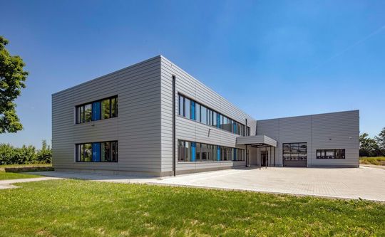 Sumitomo (SHI) Cyclo Drive Germany hat das neue Global Research & Development Center in Markt Indersdorf eröffnet. Rund 5,5 Millionen Euro hat man damit in die Entwicklung der zukünftigen Antriebstechnik investiert, heißt es. Sumitomo (SHI) Cyclo Drive Germany hat das neue Global Research & Development Center in Markt Indersdorf eröffnet. Rund 5,5 Millionen Euro hat man damit in die Entwicklung der zukünftigen Antriebstechnik investiert, heißt es.