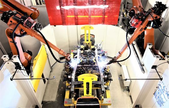Mit Blick auf die Schweißtechnik von Kuka, mit der der Automobilzulieferer Magna Presstec bald die Leiterrahmen der elektrischen Variante der Offroad-Ikone Mercedes-G-Klasse fertigen wird. Soeben wurde der Auftrag erteilt, berichtet der Roboterspezialist. Mit Blick auf die Schweißtechnik von Kuka, mit der der Automobilzulieferer Magna Presstec bald die Leiterrahmen der elektrischen Variante der Offroad-Ikone Mercedes-G-Klasse fertigen wird. Soeben wurde der Auftrag erteilt, berichtet der Roboterspezialist.