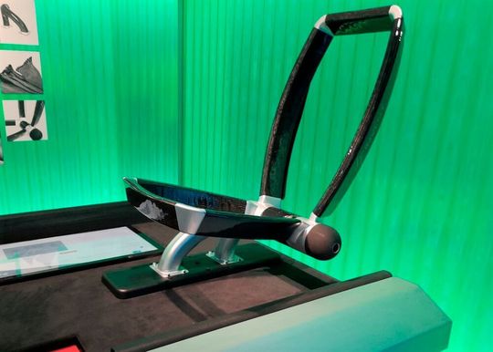 Composite-Kreislauf: Das ist der Prototyp eines carbonfaserverstärkten Bauteils für den Einsatz in Elektroautos. Das Fraunhofer-IWU beweist damit, dass man solche Faserverbundkomponenten bis zu 30 Jahre lang verwenden kann. Composite-Kreislauf: Das ist der Prototyp eines carbonfaserverstärkten Bauteils für den Einsatz in Elektroautos. Das Fraunhofer-IWU beweist damit, dass man solche Faserverbundkomponenten bis zu 30 Jahre lang verwenden kann.