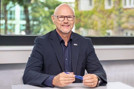 1 Dr. Carsten Fauhl-Hassek, Fach-
gruppenleiter und kommissarischer
Abteilungsleiter der Abteilung
Sicherheit in der Nahrungskette/
Fachgruppe Produktidentität,
Warenketten und Rückverfolgbarkeit
am Bundesinstitut für Risikobe-
wertung (BfR), forscht und arbeitet
dort u. a. zur Authentizitätsprüfung
von Lebens- und Futtermitteln. 1 Dr. Carsten Fauhl-Hassek, Fach-
gruppenleiter und kommissarischer
Abteilungsleiter der Abteilung
Sicherheit in der Nahrungskette/
Fachgruppe Produktidentität,
Warenketten und Rückverfolgbarkeit
am Bundesinstitut für Risikobe-
wertung (BfR), forscht und arbeitet
dort u. a. zur Authentizitätsprüfung
von Lebens- und Futtermitteln.